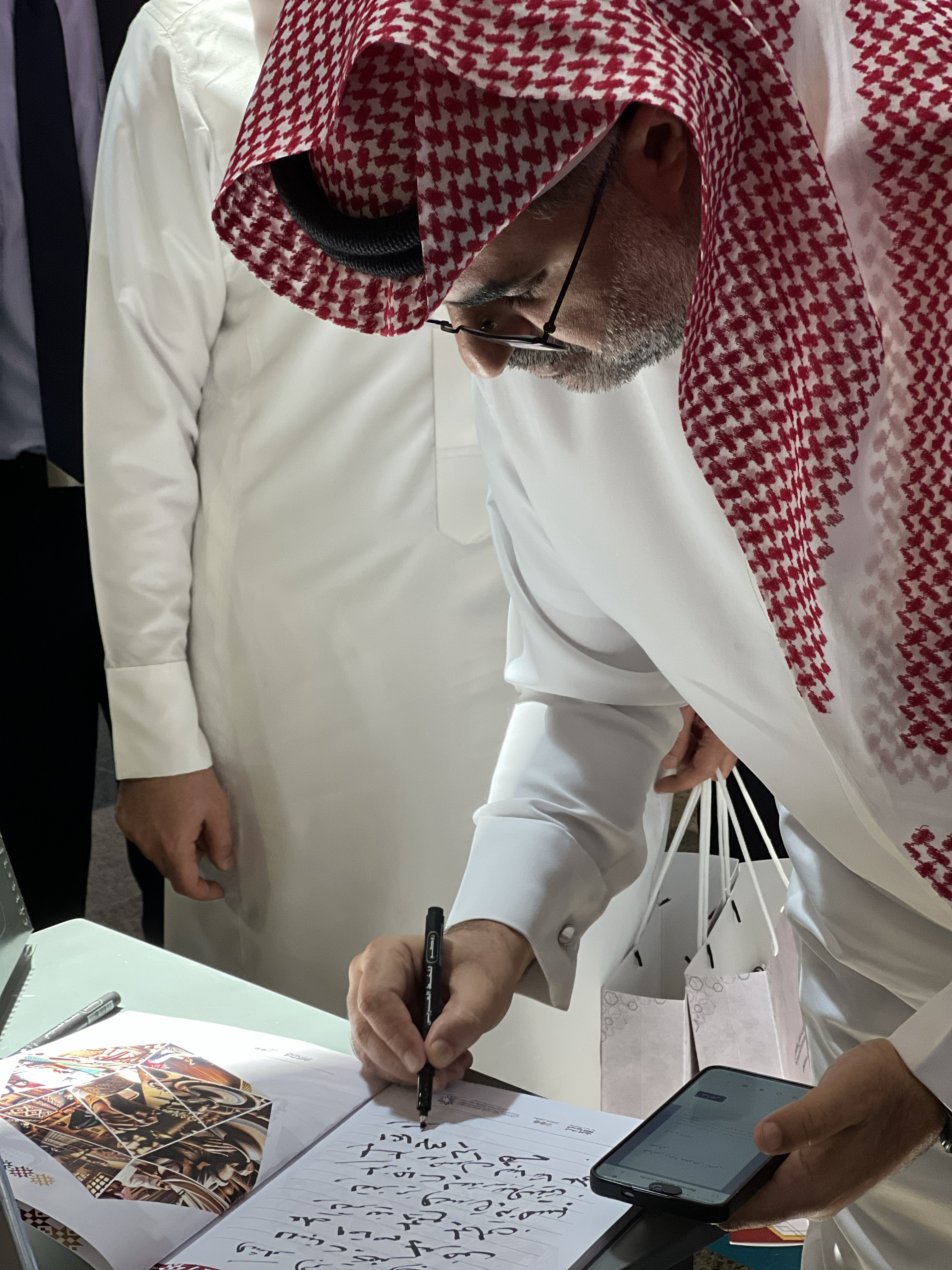 توقيع مدير المنطقة الشرقية لمعرض حرفي تقني.jpeg